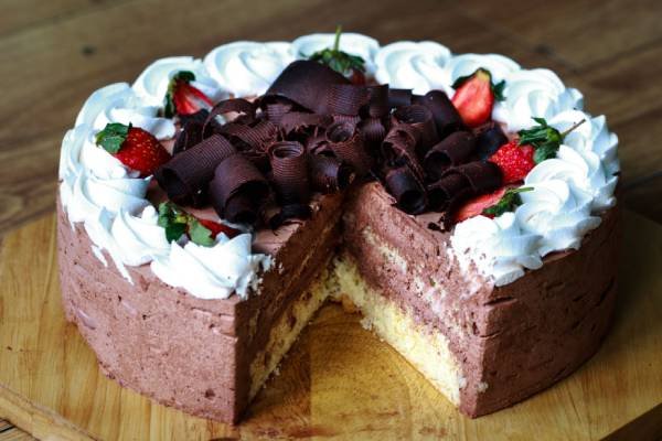 You are currently viewing White Round Cake Topped With Yellow Slices Fruit